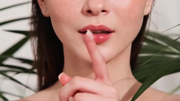 Widok Bliska Ust Kobiety Podczas Wykonywania Sekretnego Gestu Studio — Wideo stockowe