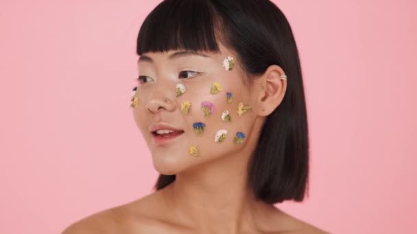 Uma Mulher Asiática Sorridente Posando Com Flores Coloridas Seu Rosto — Vídeo de Stock