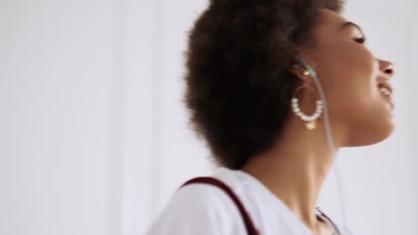 Μια Ελκυστική Αφροαμερικάνα Που Χορεύει Και Ακούει Μουσική Εσωτερικούς Χώρους — Αρχείο Βίντεο
