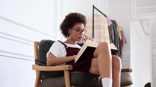 Uma Visão Perto Uma Mulher Afro Americana Focada Lendo Livro — Vídeo de Stock
