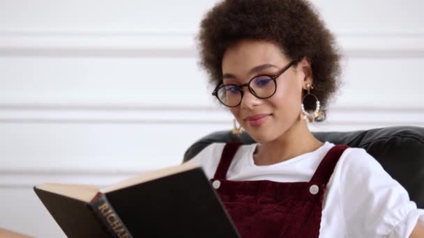 Uma Vista Perto Uma Bela Mulher Afro Americana Lendo Livro — Vídeo de Stock