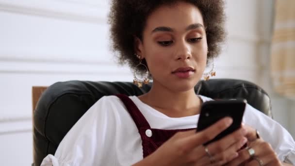 Een Tevreden Afrikaan Amerikaanse Vrouw Met Behulp Van Haar Mobiele — Stockvideo