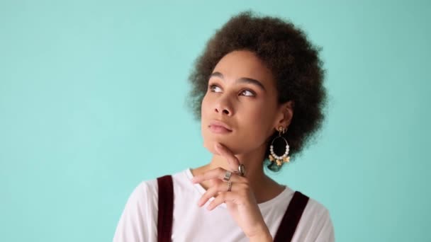 一个严肃的非洲裔美国女人站在工作室的蓝色墙壁上沉思 — 图库视频影像