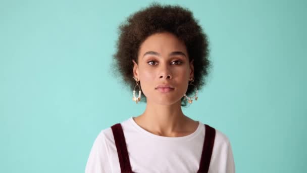 Vážná Afro Americká Žena Říká Stojící Izolované Přes Modrou Zeď — Stock video