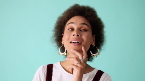 Una Donna Afroamericana Positiva Che Pensa Inventa Idea Isolata Sul — Video Stock