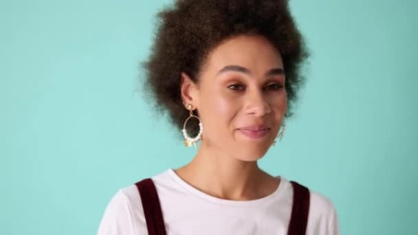 Usmívající Afroameričanka Která Dělá Tiché Gesto Stojící Izolovaně Nad Modrou — Stock video