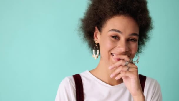 Una Tímida Mujer Afroamericana Sonriendo Pie Aislada Sobre Una Pared — Vídeo de stock