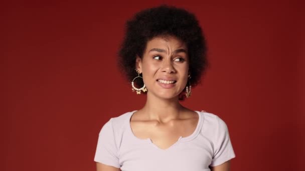 Une Femme Afro Américaine Confuse Haussant Les Épaules Alors Elle — Video