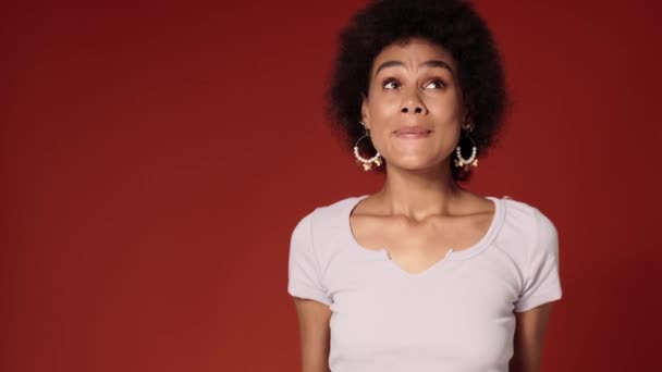 African American Woman Crossing Fingers While Standing Isolated Red Wall — Stock Video