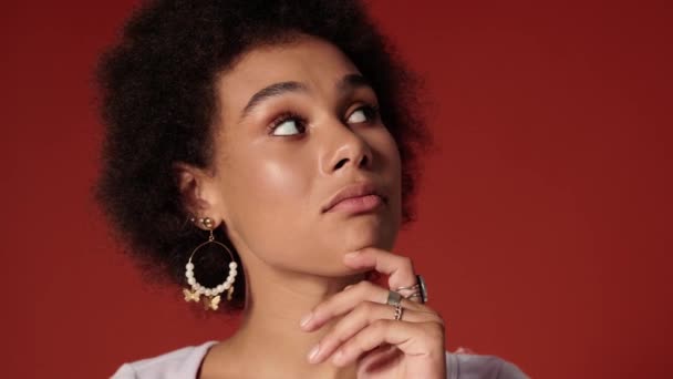 Een Close Uitzicht Een Mooie Afrikaans Amerikaanse Vrouw Peinzen Staand — Stockvideo