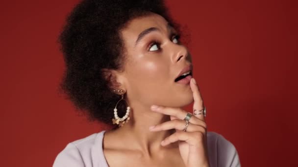 Een Close Aanblik Van Een Nadenkende Afrikaans Amerikaanse Vrouw Kijkend — Stockvideo