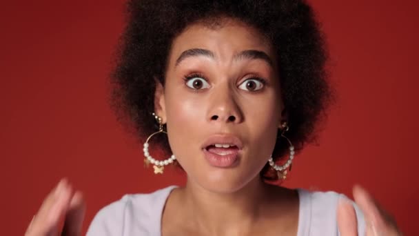 Una Donna Afroamericana Scioccata Che Guarda Telecamera Piedi Isolata Sul — Video Stock