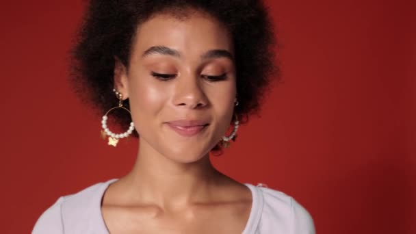 Een Mooie Afro Amerikaanse Vrouw Die Een Luchtkus Stuurt Naar — Stockvideo
