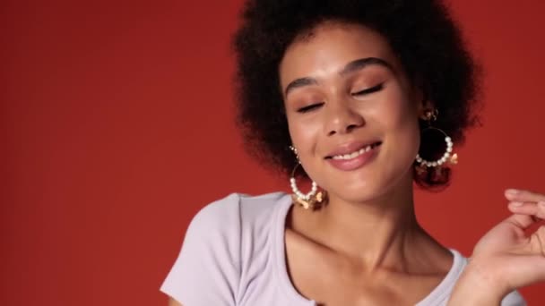 Una Mujer Afroamericana Feliz Bailando Aislada Sobre Una Pared Roja — Vídeo de stock