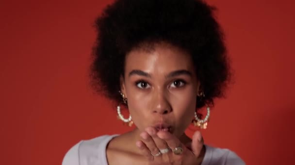 Een Gelukkige Afro Amerikaanse Vrouw Toont Gebaren Geïsoleerd Rode Muur — Stockvideo