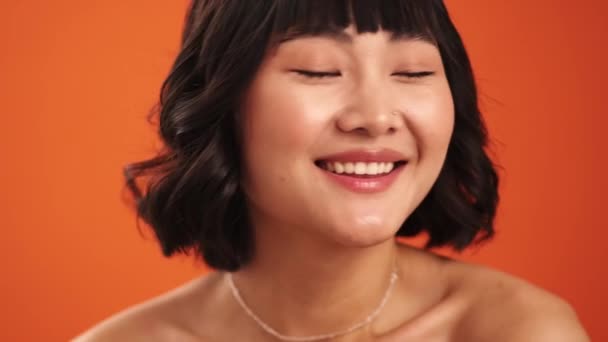Una Vista Cerca Una Feliz Asiática Mujer Semidesnuda Posando Cámara — Vídeos de Stock