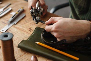 Bir lethersmith 'in yakınında kapalı alanda kemer üretir.