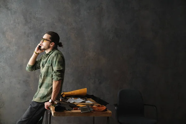 Artesano Barbudo Enfocado Hablando Teléfono Móvil Mientras Trabaja Con Cuero — Foto de Stock