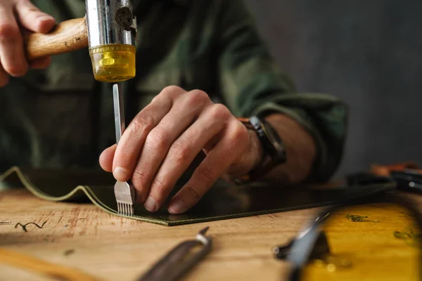 Vit Hantverkare Använder Hummer När Han Arbetar Med Läder Verkstaden — Stockfoto