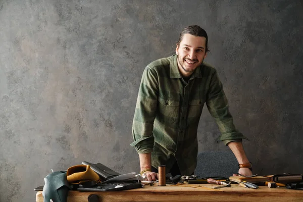Sonriente Hombre Mediana Edad Leathersmith Trabajando Taller Pie Mesa —  Fotos de Stock