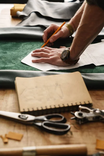 Artesano Blanco Trabajando Con Cuero Mesa Madera Taller — Foto de Stock