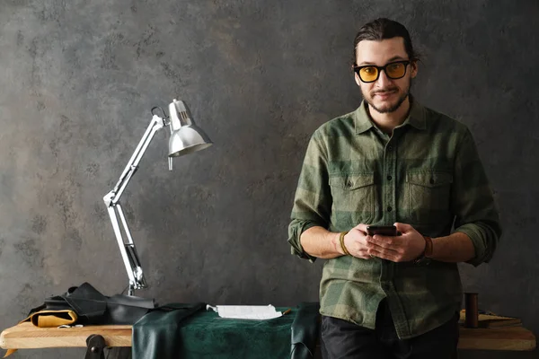 Baard Witte Ambachtsman Met Behulp Van Mobiele Telefoon Tijdens Het — Stockfoto