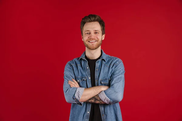 Heureux Jeune Homme Blanc Vêtements Décontractés Debout Isolé Sur Rouge — Photo