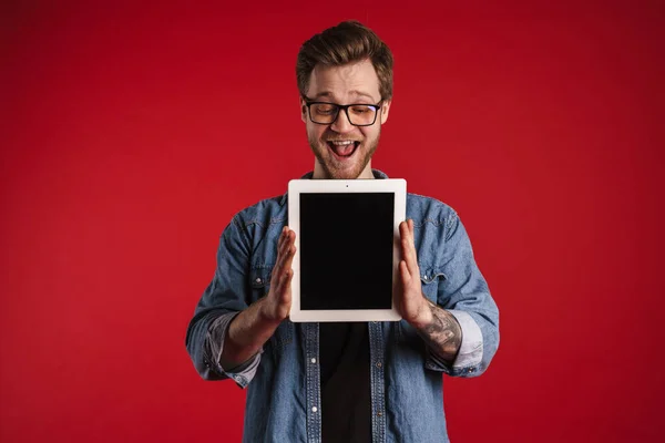 Kırmızı Duvar Arkasında Dikilmiş Boş Ekran Dijital Tablet Bilgisayarını Gösteren — Stok fotoğraf