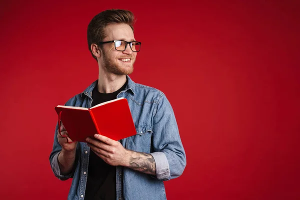 Felice Giovane Uomo Sorridente Abiti Casual Piedi Sopra Sfondo Muro — Foto Stock