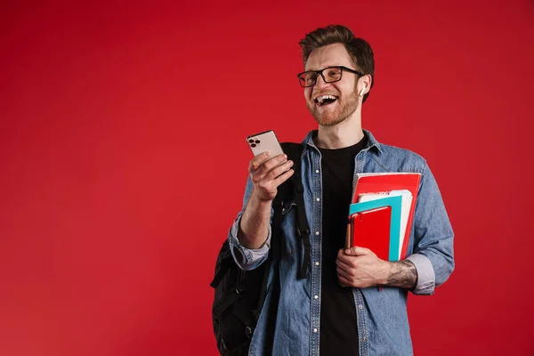 Gelukkig Glimlachende Jonge Man Student Casual Kleding Staan Rode Muur — Stockfoto