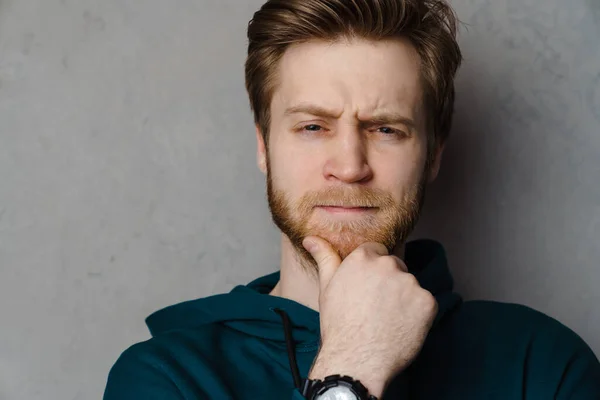 Witte Gember Man Met Baard Fronsen Kijken Naar Camera Geïsoleerd — Stockfoto