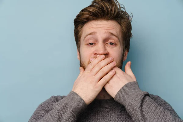 Vit Ingefära Man Med Skägg Täcker Munnen Och Tittar Kameran — Stockfoto