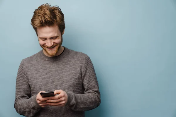 Homem Gengibre Branco Com Barba Sorrindo Usando Telefone Celular Isolado — Fotografia de Stock