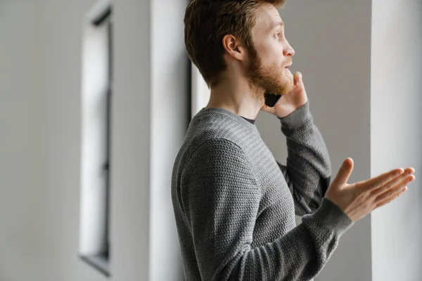 Gingembre Jeune Homme Parler Sur Téléphone Mobile Tout Tenant Intérieur — Photo