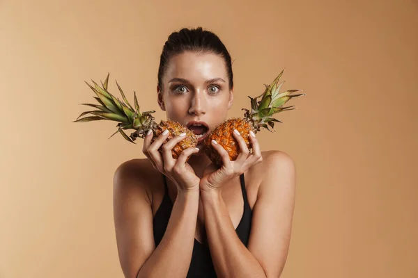 Giovane Donna Scioccata Costume Bagno Posa Con Ananas Isolato Sfondo — Foto Stock