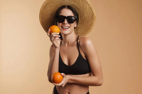 Joven Morena Sombrero Paja Sonriendo Mientras Posa Con Naranjas Aisladas — Foto de Stock