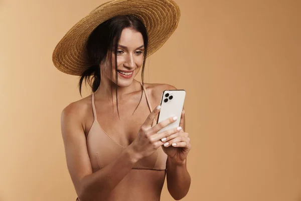 Mulher Branca Jovem Maiô Sorrindo Usando Telefone Celular Isolado Sobre — Fotografia de Stock