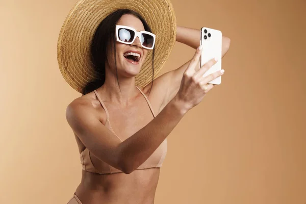 Mulher Branca Jovem Maiô Sorrindo Usando Telefone Celular Isolado Sobre — Fotografia de Stock