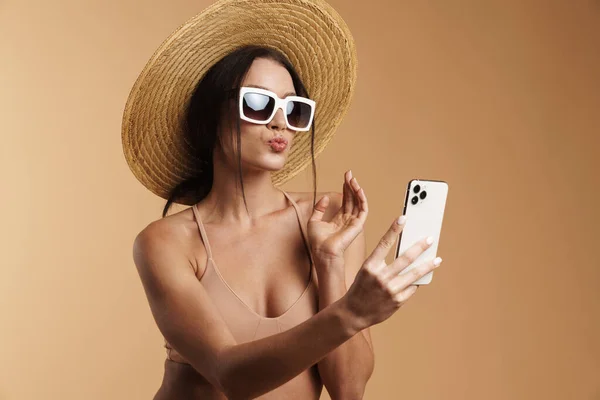 Giovane Donna Costume Bagno Rendendo Labbra Bacio Mentre Prende Selfie — Foto Stock