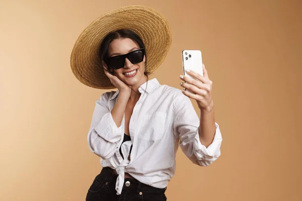 Jovem Mulher Chapéu Palha Sorrindo Enquanto Toma Selfie Celular Isolado — Fotografia de Stock