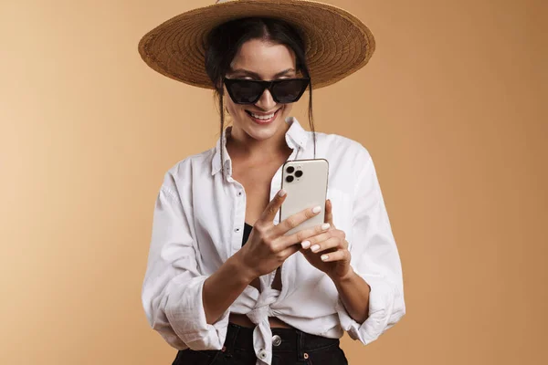 Jovem Mulher Branca Óculos Sol Sorrindo Usando Telefone Celular Isolado — Fotografia de Stock