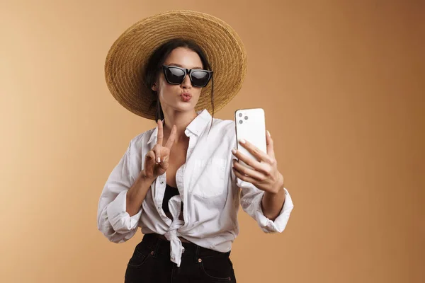 Jovem Mulher Gesticulando Enquanto Toma Selfie Celular Isolado Sobre Fundo — Fotografia de Stock