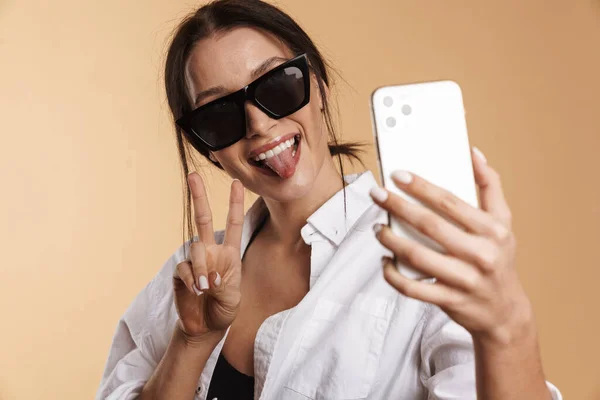 Jovem Mulher Gesticulando Enquanto Toma Selfie Celular Isolado Sobre Fundo — Fotografia de Stock