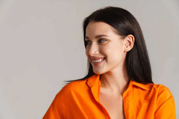 Joven Morena Vistiendo Camisa Sonriente Mirando Lado Aislado Sobre Fondo —  Fotos de Stock