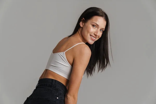 Sorrindo Jovem Mulher Branca Com Cabelos Longos Morena Vestindo Top — Fotografia de Stock