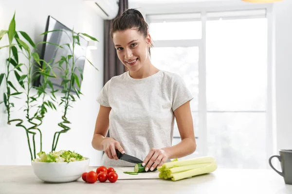 Jovem Europeia Sorrindo Fazendo Salada Cozinha Casa — Fotografia de Stock