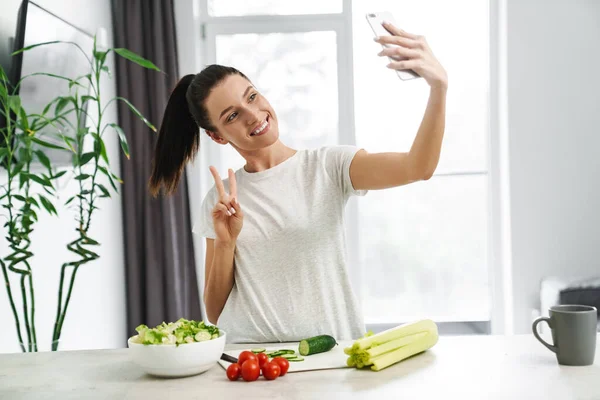 Europeu Sorrindo Mulher Gestos Enquanto Tomar Selfie Celular Cozinha Casa — Fotografia de Stock