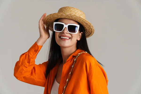 모자를 선글라스를 여자가 배경에서 고립된 카메라 앞에서 — 스톡 사진