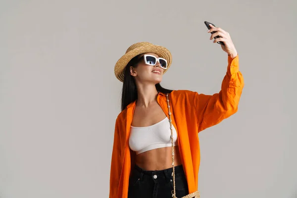 Jovem Morena Chapéu Óculos Sol Tirando Selfie Celular Isolado Sobre — Fotografia de Stock