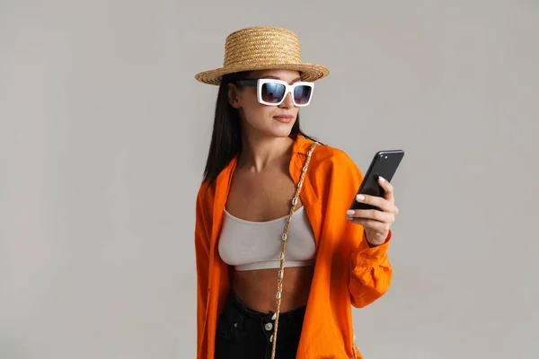 Jovem Morena Chapéu Óculos Sol Usando Telefone Celular Isolado Sobre — Fotografia de Stock